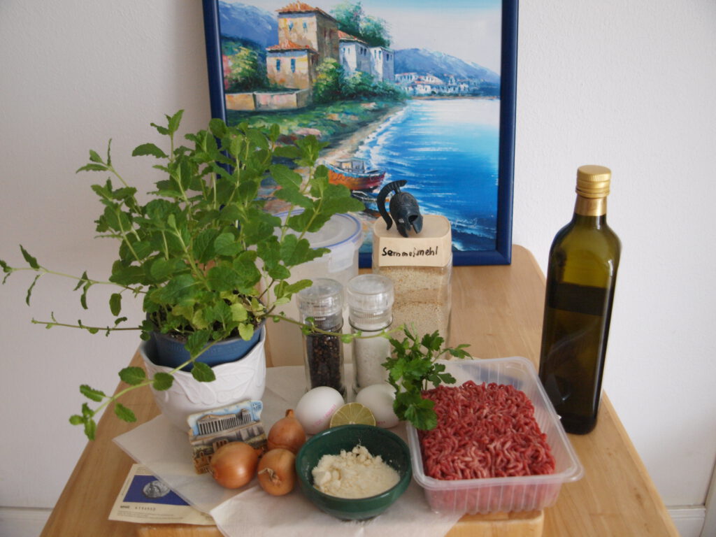 Zutaten für Minze Fleischbällchen griechisch mit Bild griechisches Meer und Boot im Hintergrund